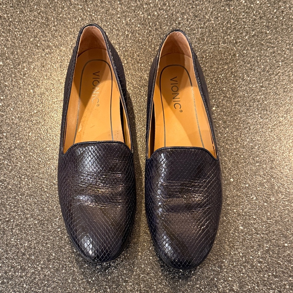 Vionic Women's Black and Blue Snakeskin Willaboa Loafers - size 8.5